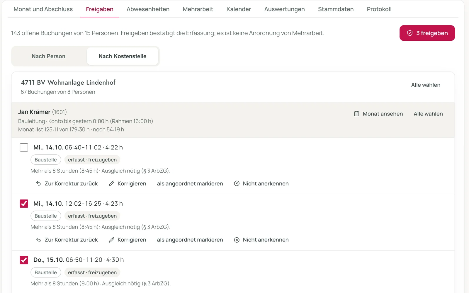 Talentakte im Büro: offene Buchungen der Baustelle 4711 BV Wohnanlage Lindenhof, gruppiert nach Kostenstelle, mit Hinweisen zum Arbeitszeitgesetz und dem Knopf „3 freigeben“